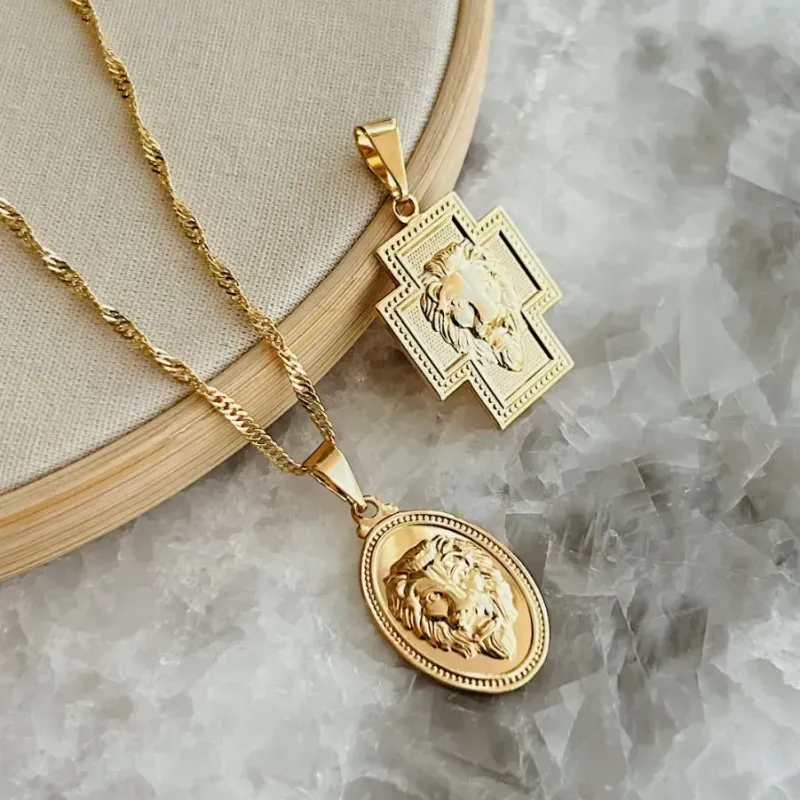 PINGENTE MEDALHA OVAL LEÃO. BANHADO A OURO 18K.