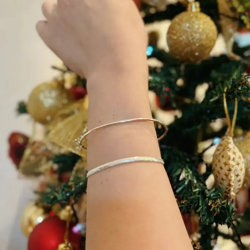 PULSEIRA BRACELETE LISO FINO. DIÂMETRO DE 6,5CM. EM PRATA 925.
