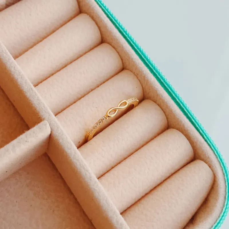 ANEL INFINITO COM MEIO ARO CRAVEJADO. BANHADO A OURO 18K.
