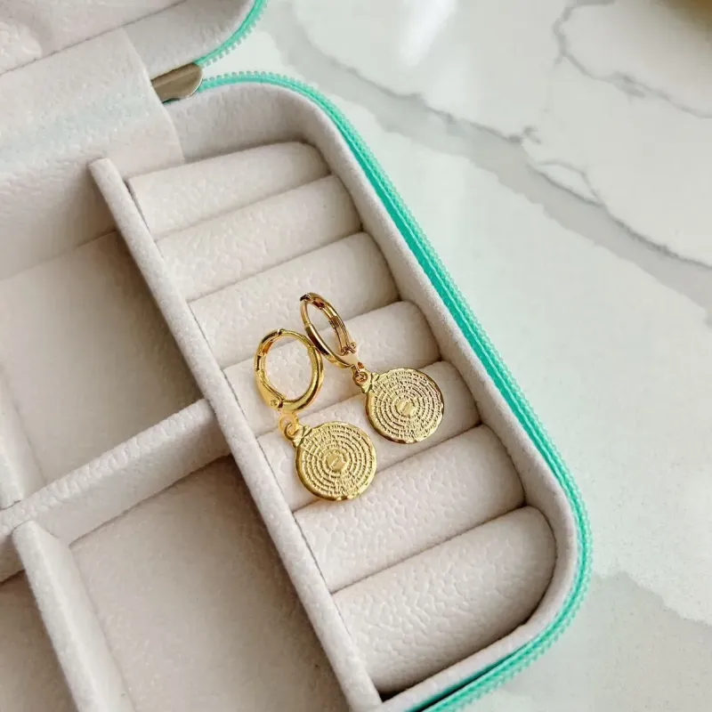 BRINCO ARGOLA COM PINGENTE DE MEDALHA DO PAI NOSSO. BANHADA A OURO 18K.