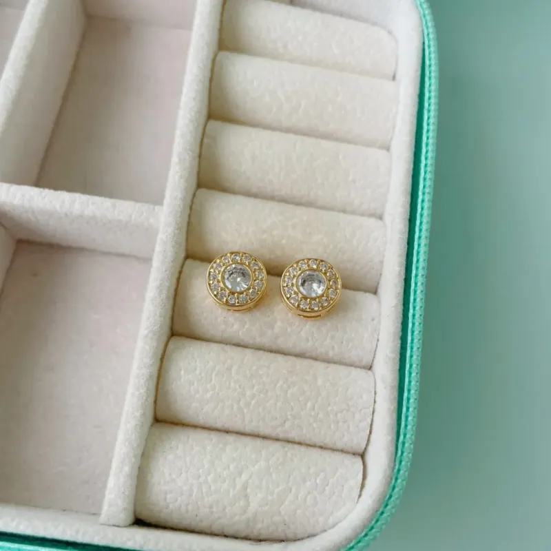 BRINCO CÍRCULO COM BORDA CRAVEJADA. BANHADO A OURO 18K.