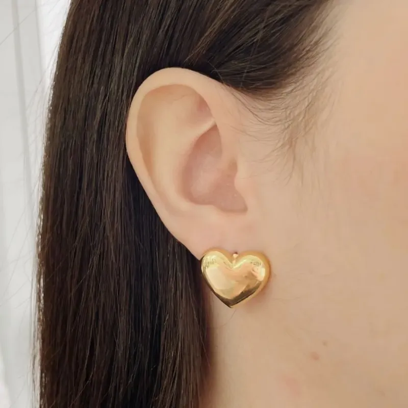 BRINCO CORAÇÃO ENCORPADO. BANHADO A OURO 18K.