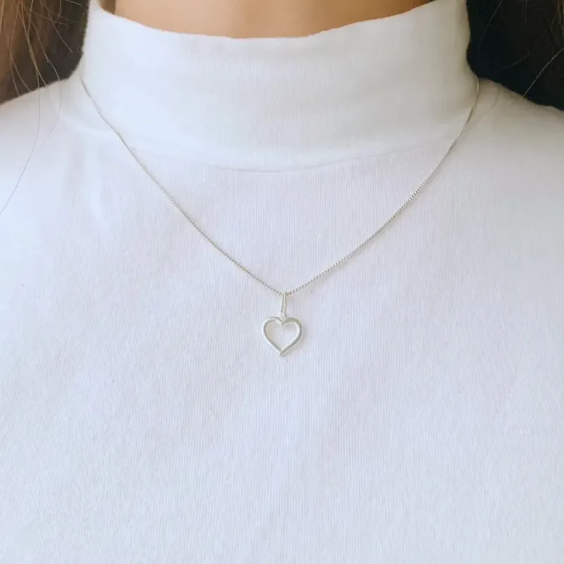 COLAR CORAÇÃO VAZADO. 45CM DE COMPRIMENTO. EM PRATA 925.