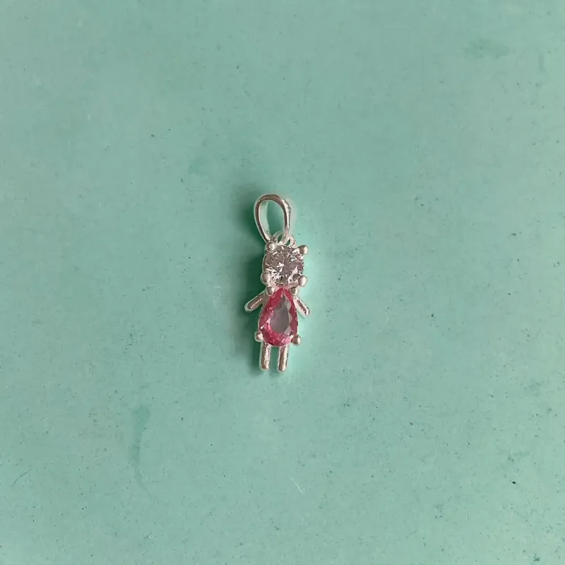 PINGENTE MENINA COM PEDRA ROSA. EM PRATA 925.