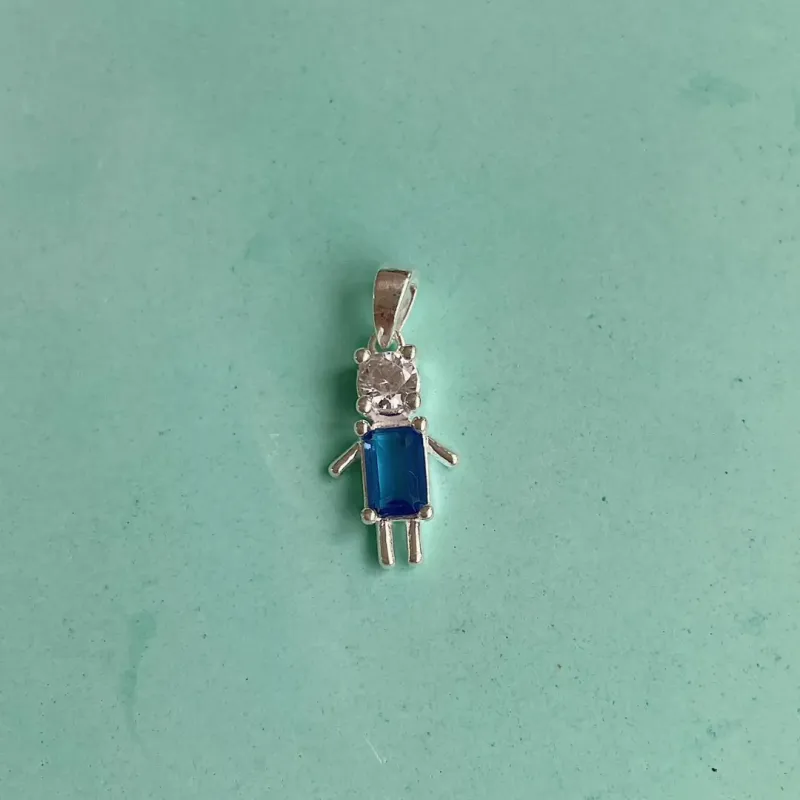 PINGENTE MENINO COM PEDRA AZUL. EM PRATA 925.