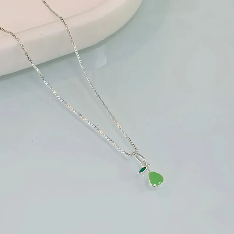 COLAR DE FRUTA PERA. 40CM DE COMPRIMENTO. EM PRATA 925.
