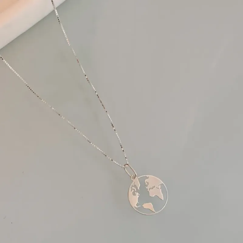 COLAR MAPA MUNDI VAZADO. 45CM DE COMPRIMENTO. EM PRATA 925.