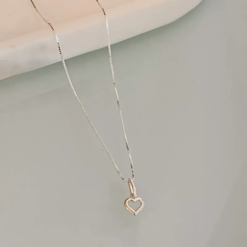 COLAR MINI CORAÇÃO VAZADO. 45CM DE COMPRIMENTO. EM PRATA 925.