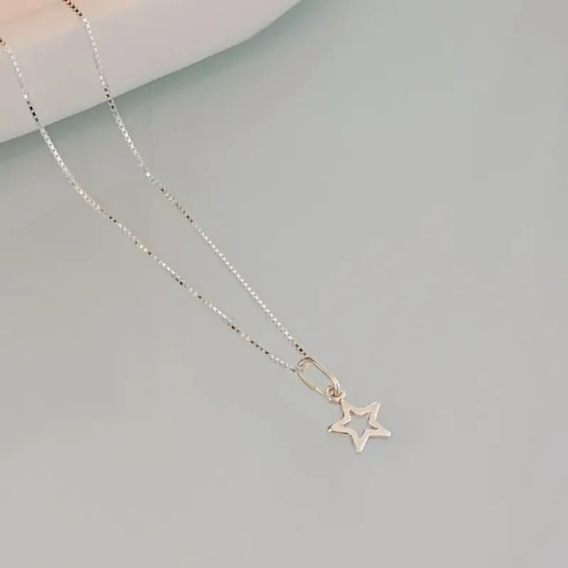 COLAR MINI ESTRELA VAZADA. 45CM DE COMPRIMENTO. EM PRATA 925.