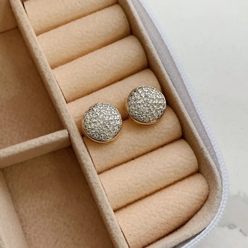 BRINCO BOTÃO CRAVEJADO RODINADO DOURADO BANHADO EM OURO 18K