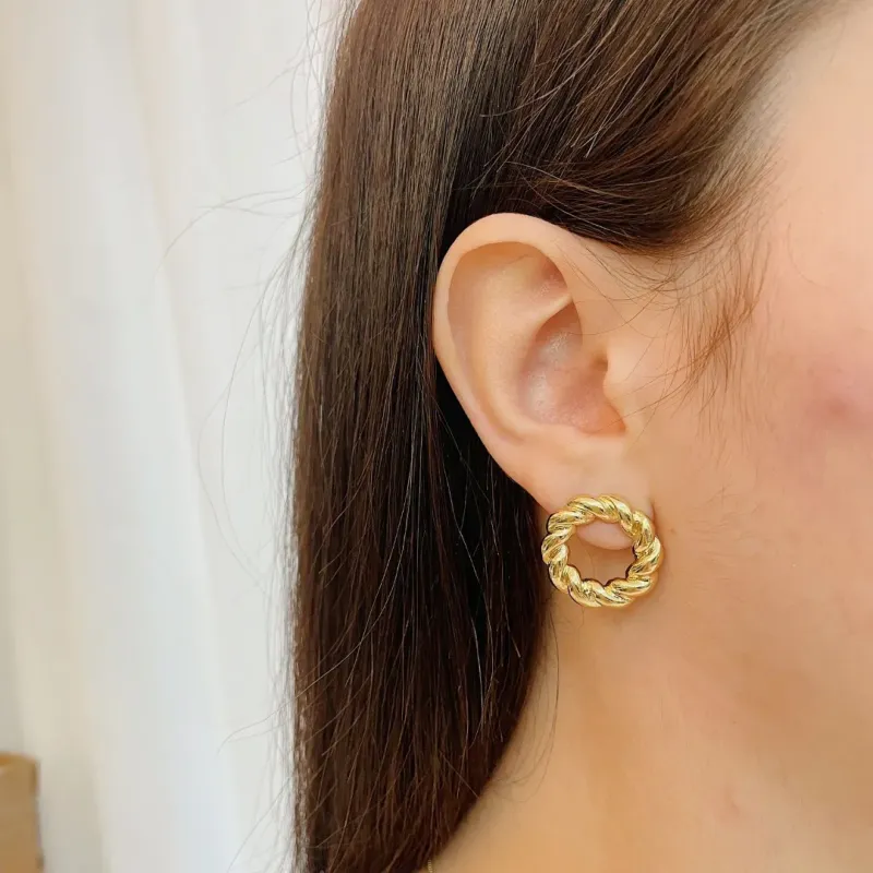BRINCO CIRCULO TORCIDO. BANHADO A OURO 18K.