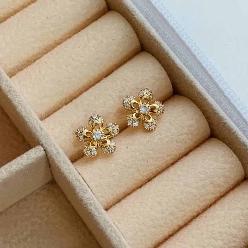 BRINCO FLOR CRAVEJADO COM ZIRCONIAS BANHADO A OURO 18K