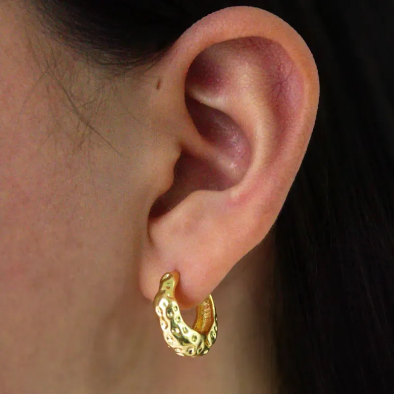 BRINCO ARGOLA MARTELADA COM FECHO CLICK. BANHADA A OURO 18K.
