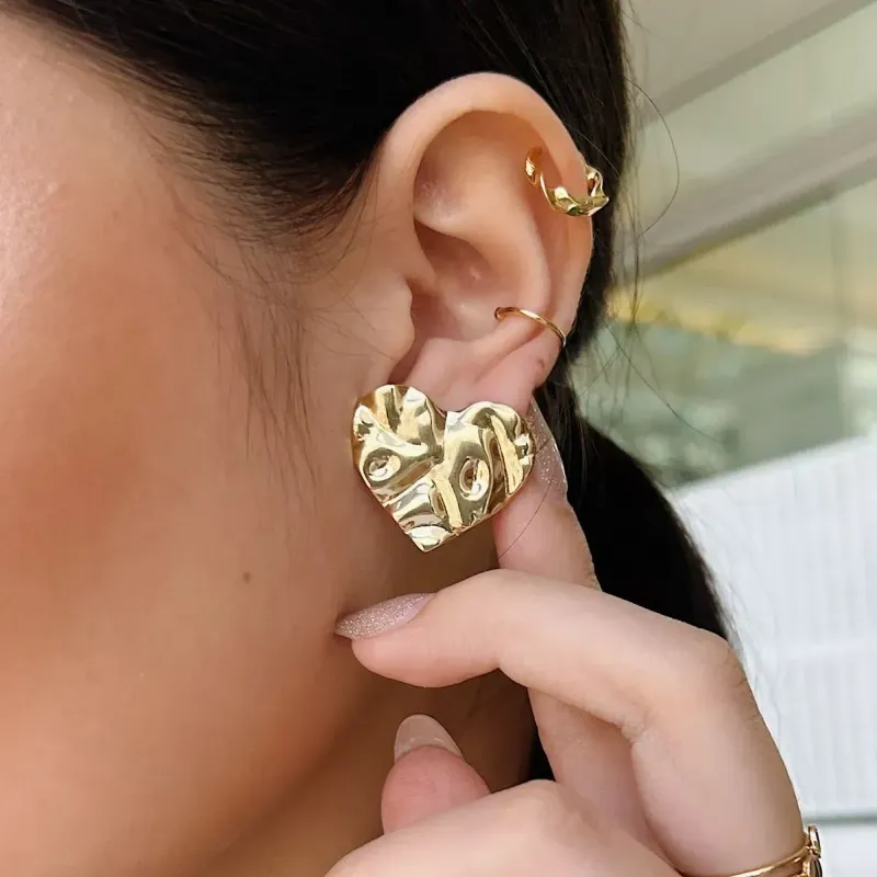 BRINCO CORAÇÃO MARTELADO. BANHADO A OURO 18K.