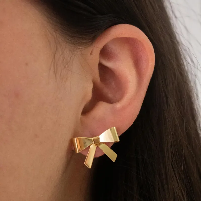 BRINCO DE LAÇO LISO. BANHADO A OURO 18K.