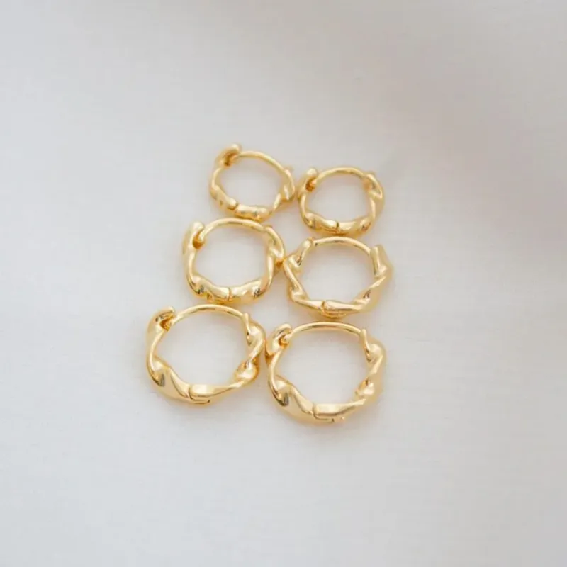 BRINCO ARGOLA TORCIDA. TAMANHO M. BANHADA A OURO 18K.