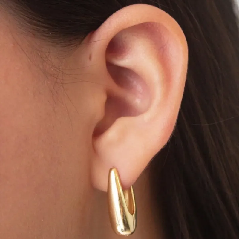 BRINCO ARGOLA GOTA LONGA. TAMANHO G. BANHADA A OURO 18K.
