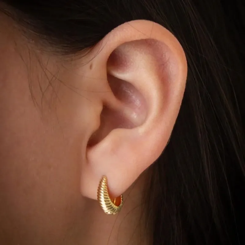 BRINCO ARGOLA GOTA TRABALHADA. BANHADA A OURO 18K.