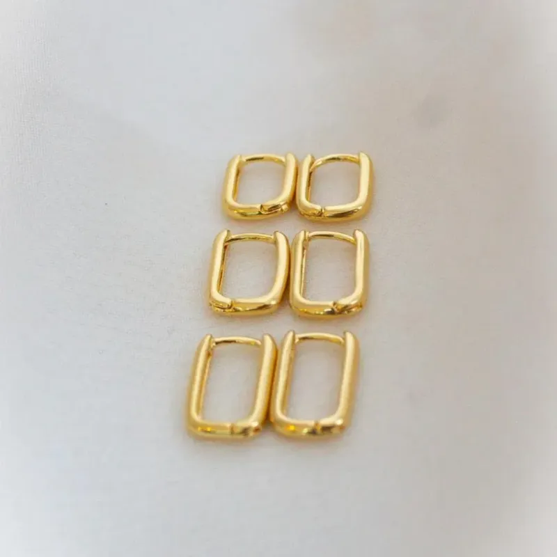 BRINCO ARGOLA OVAL. TAMANHO M. BANHADA A OURO 18K.