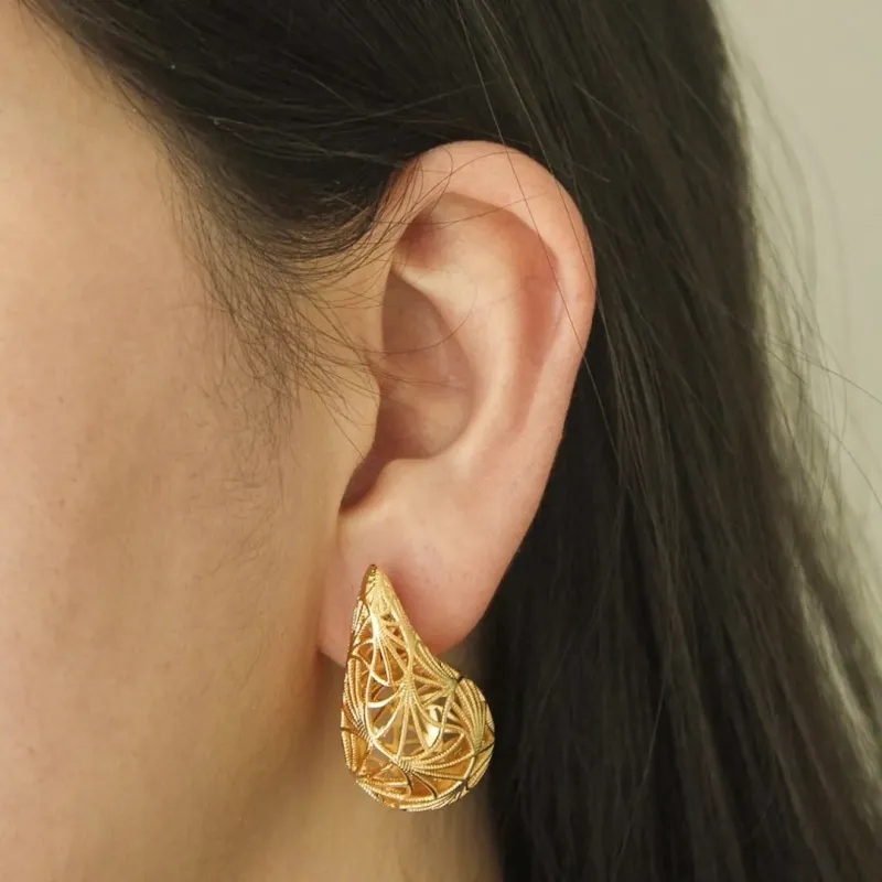BRINCO GOTA DOURADA TRABALHADA GG. BANHADO A OURO 18K.