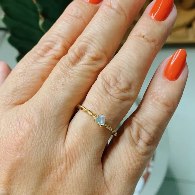ANEL SOLITÁRIO CORAÇÃO COM ARO TORCIDO. BANHADO A OURO 18K.
