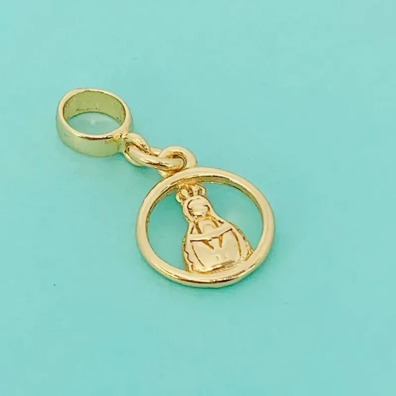 BERLOQUE CÍRCULO NOSSA SENHORA. BANHADO A OURO 18K.