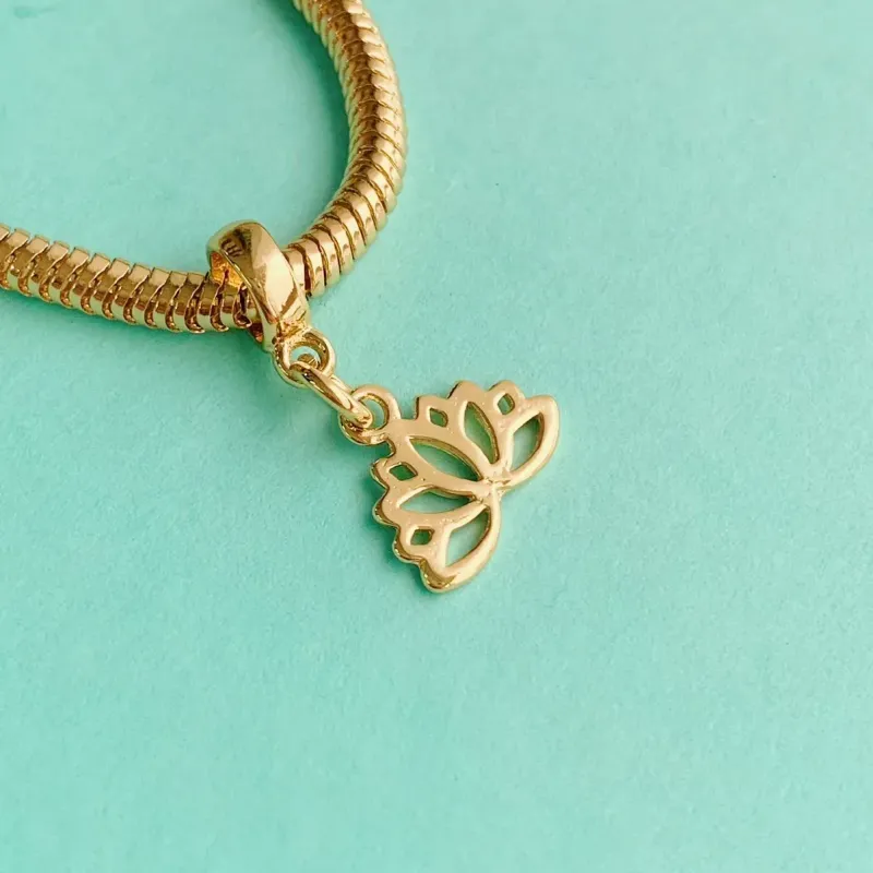BERLOQUE FLOR DE LÓTUS VAZADA. BANHADO A OURO 18K.