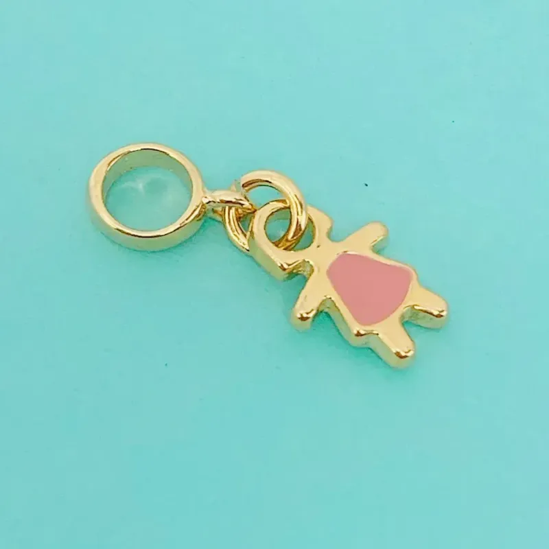 BERLOQUE MENINA COM VESTIDO ROSA. BANHADO A OURO 18K.