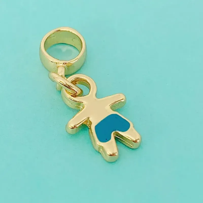 BERLOQUE MENINO COM SHORT. BANHADO A OURO 18K.