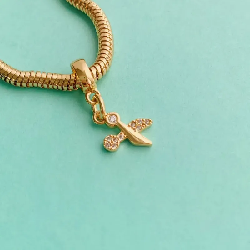 BERLOQUE TESOURA COM DETALHE CRAVEJADO. BANHADO A OURO 18K.
