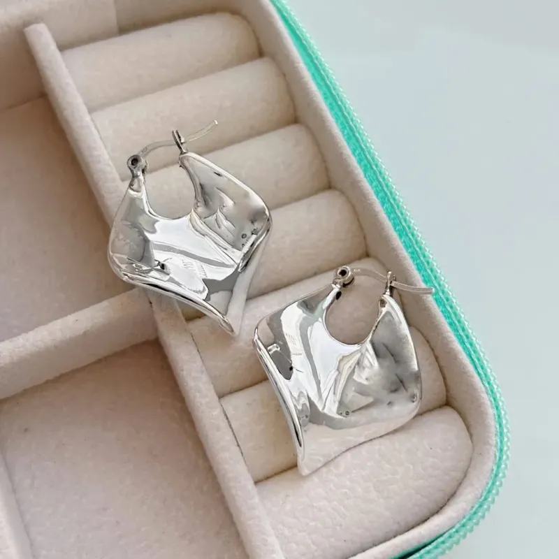 BRINCO ARGOLA CHAPA ONDULADA. COM FECHO ITALIANO. EM PRATA 925.