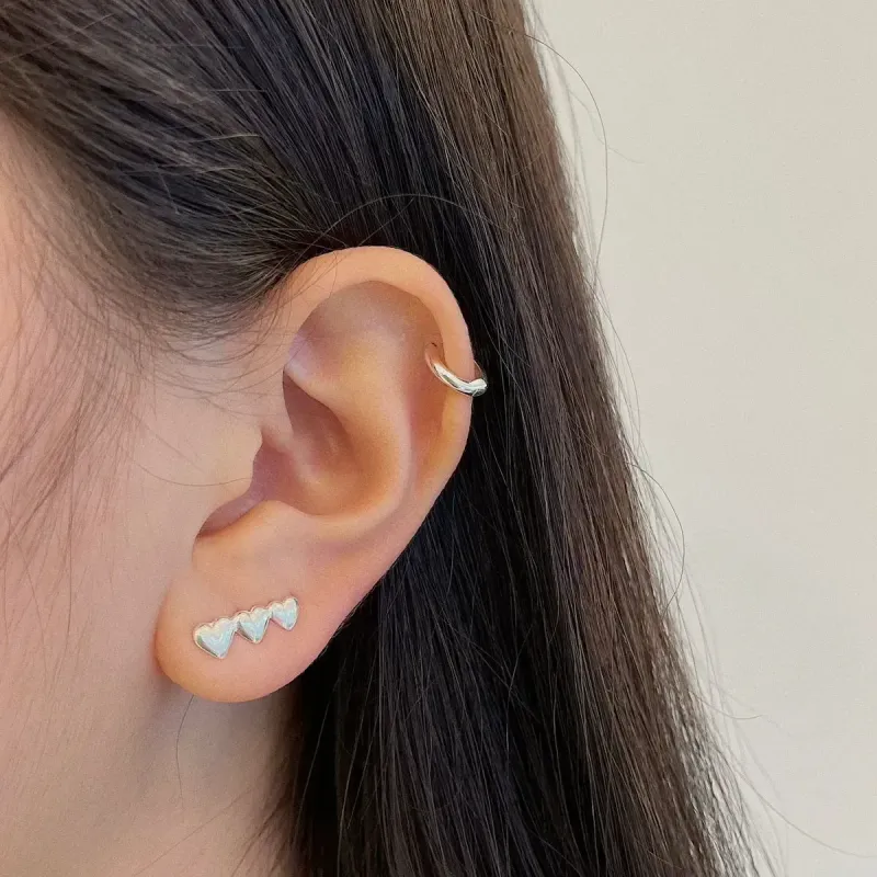 BRINCO MINI EARCUFF 3 CORAÇÕES EM PRATA 925.