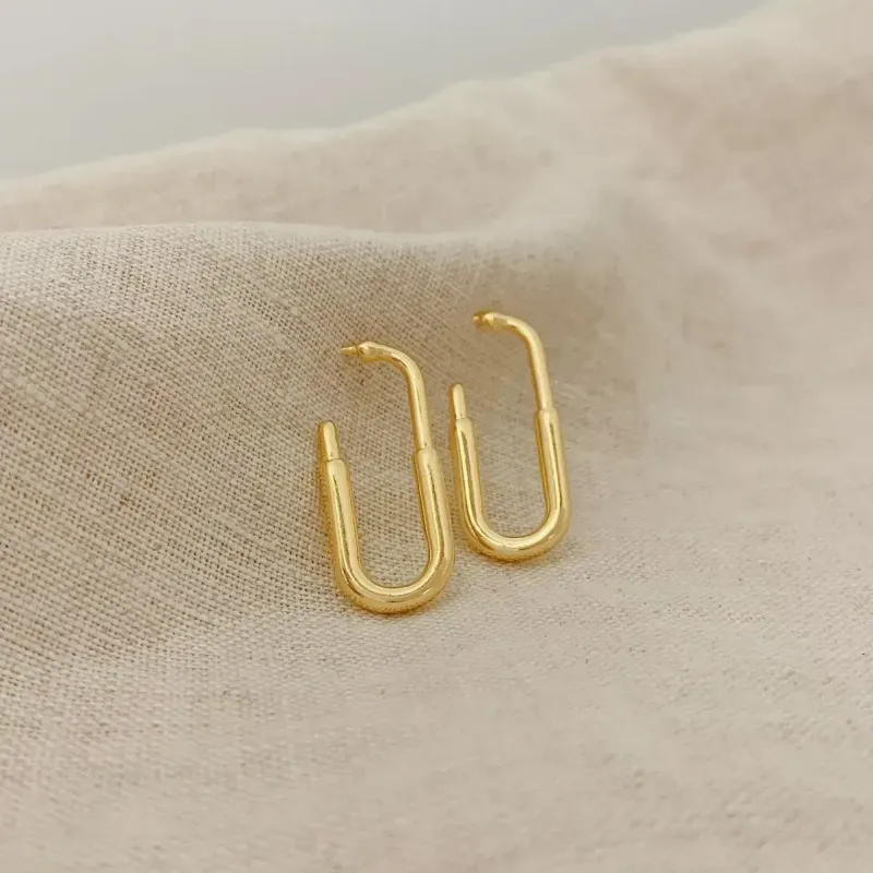 BRINCO MINIMALISTA OVAL. BANHADO A OURO 18K.