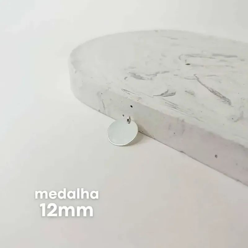 PINGENTE PERSONALIZADO MEDALHA 12MM PRATEADO. BANHADO A PRATA.