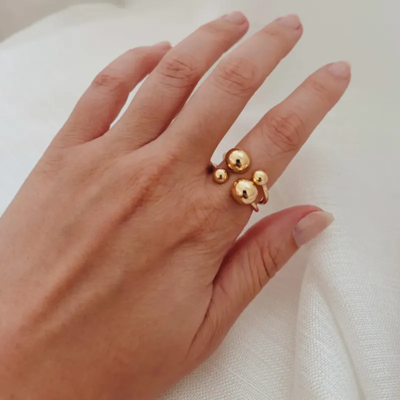 ANEL 4 ESFERAS REGULÁVEL. TAMANHO 20. BANHADO A OURO 18K.