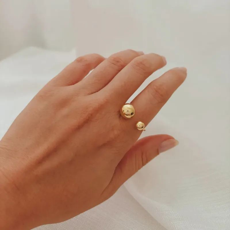 ANEL REGULÁVEL 2 ESFERAS. TAMANHO 18. BANHADO A OURO 18K.