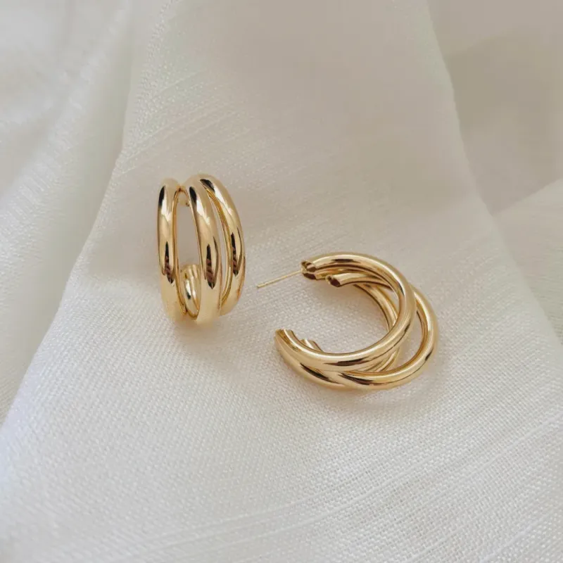 BRINCO ARGOLA COM 3 FIOS. 3CM DE ALTURA. BANHADO A OURO 18K.