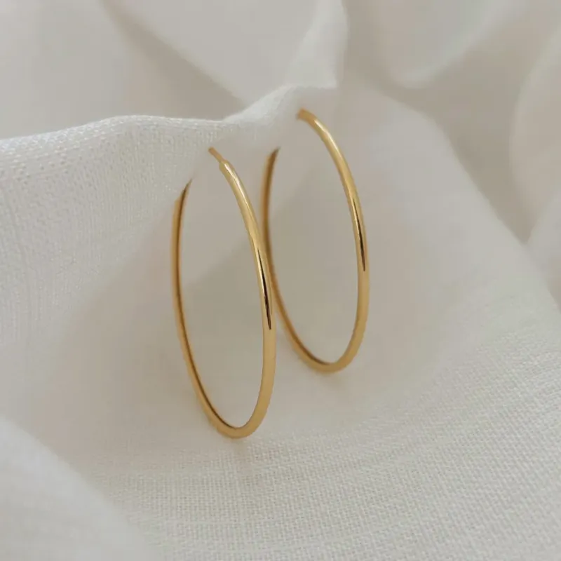 BRINCO ARGOLÃO FINO 5CM. FECHO ENCAIXE. BANHADO A OURO 18K.