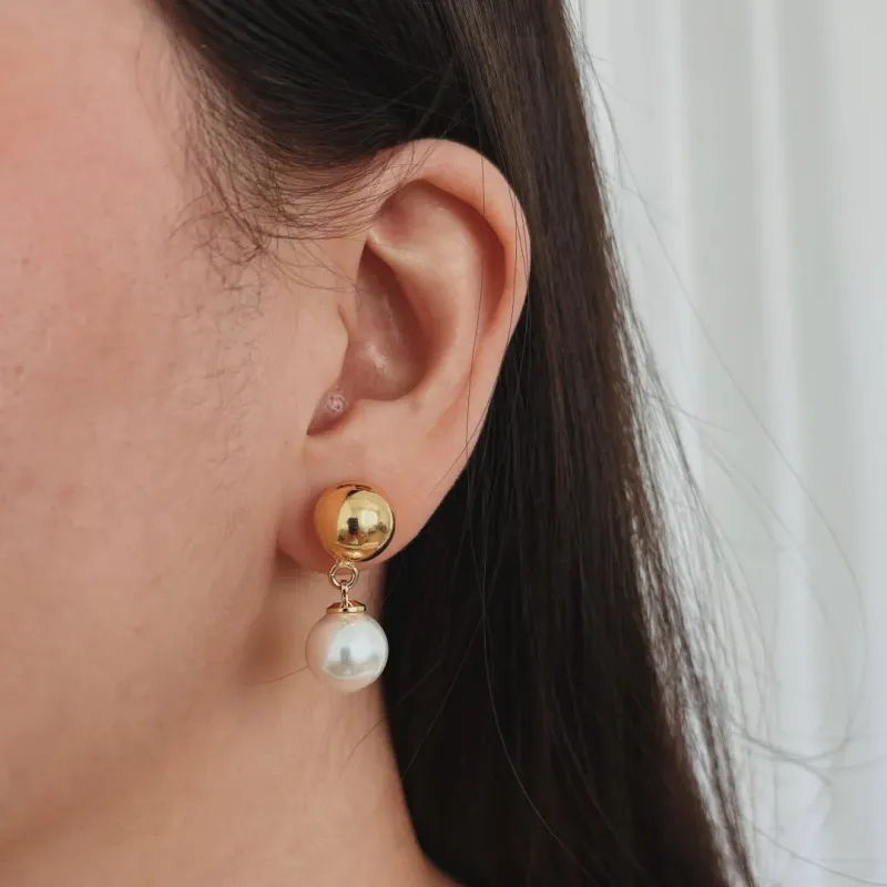 BRINCO BOLINHA DOURADA E PÉROLA. BANHADO A OURO 18K.