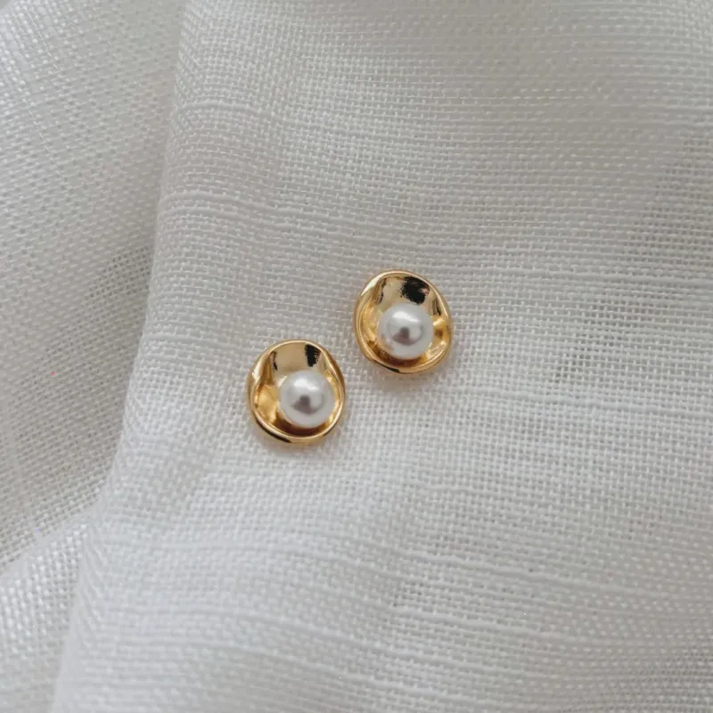 BRINCO PÉROLA COM CONCHA. BANHADO A OURO 18K.