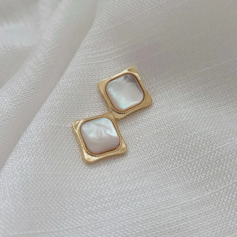 BRINCO QUADRADO COM MADREPÉROLA. BANHADO A OURO 18K.