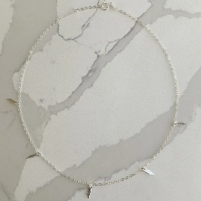 CHOKER ELOS COM 5 RAIOS. 35CM E 2CM DE REGULAGEM. EM PRATA 925.