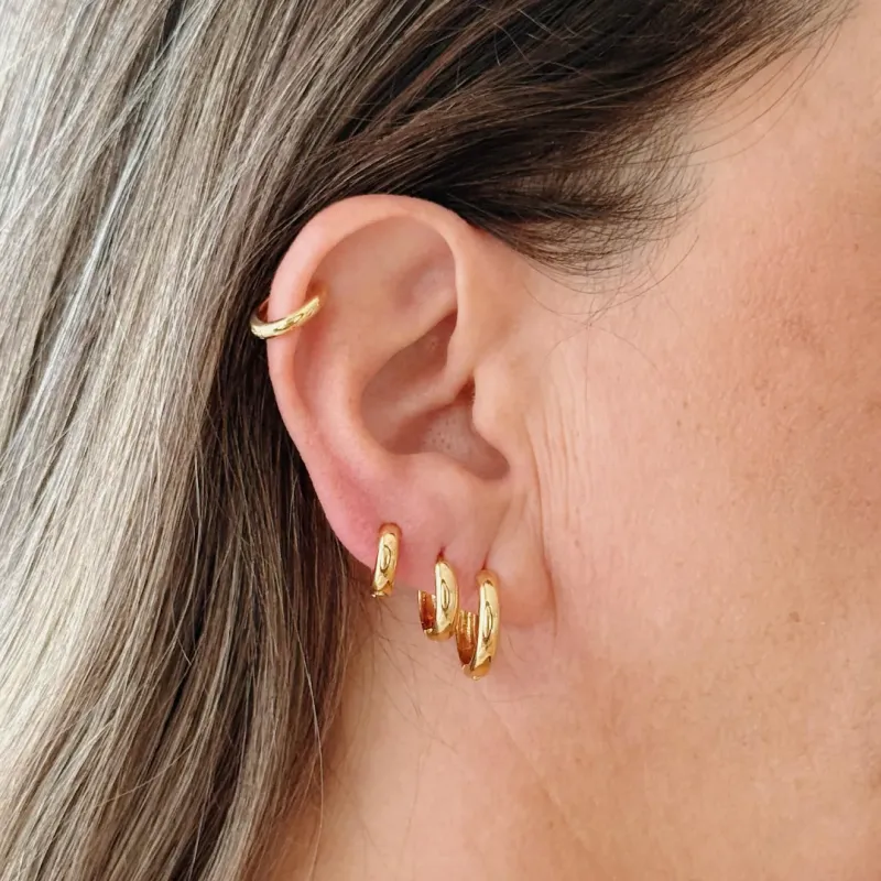 TRIO ARGOLA LISA GROSSA (4MM). TAMANHO P/M/G. BANHADA A OURO 18K.
