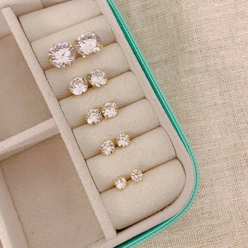 BRINCO PONTO DE LUZ CRISTAL. TAMANHO 6MM. BANHADO A OURO 18K.