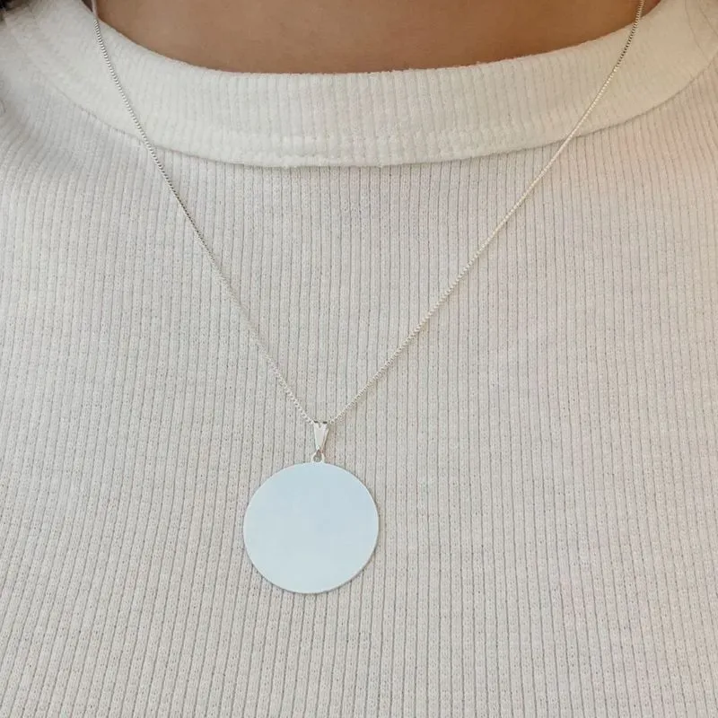 COLAR PERSONALIZADO MEDALHA 24MM PRATEADO. 45CM DE COMPRIMENTO E 5CM DE REGULAGEM. BANHADO A PRATA.