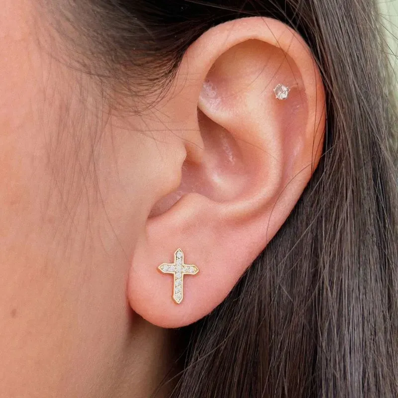 BRINCO CRUZ CRAVEJADA. BANHADO A OURO 18K.