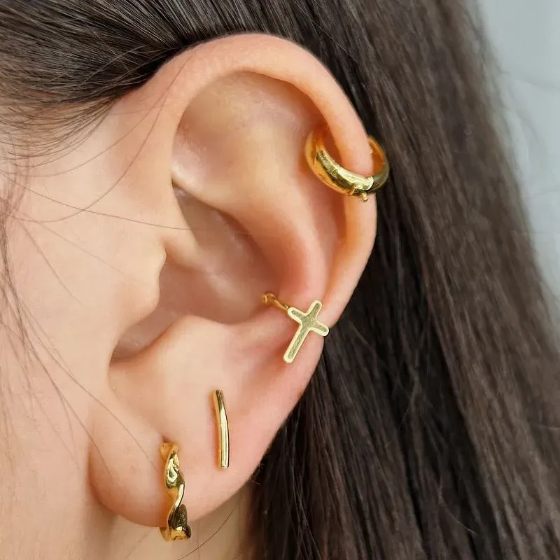 PIERCING COM CRUZ. BANHADO A OURO 18K.