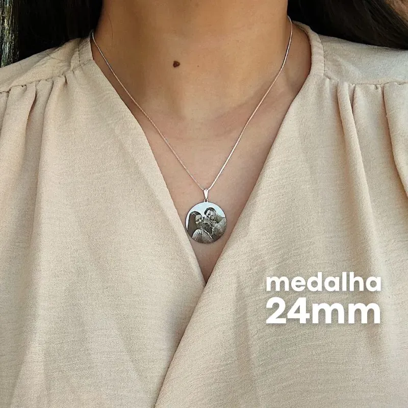 COLAR PERSONALIZADO MEDALHA 24MM PRATEADO. 45CM DE COMPRIMENTO E 5CM DE REGULAGEM. BANHADO A PRATA.