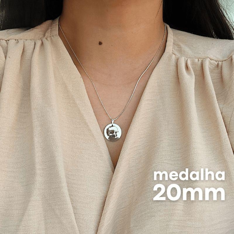 COLAR PERSONALIZADO MEDALHA 20MM PRATEADO. 45CM DE COMPRIMENTO E 5CM DE REGULAGEM. BANHADO A PRATA.