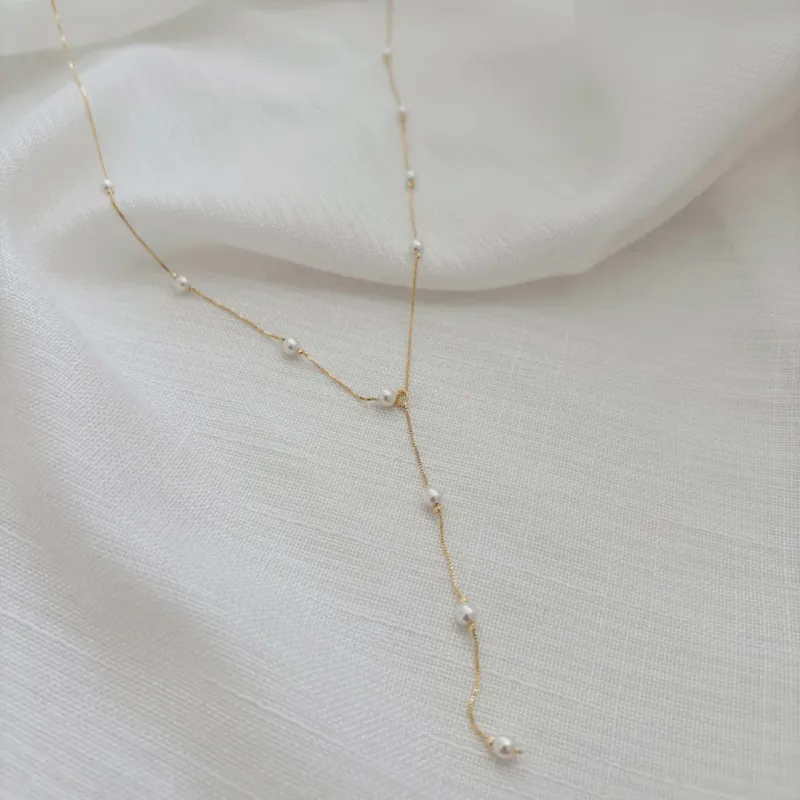 COLAR  GRAVATINHA LONGO 11 PÉROLAS. 70CM DE COMPRIMENTO E 5CM DE REGULAGEM. BANHADO A OURO 18K. COLAR  GRAVATINHA LONGO 11 PÉROLAS. 70CM DE COMPRIMENTO E 5CM DE REGULAGEM. BANHADO A OURO 18K.